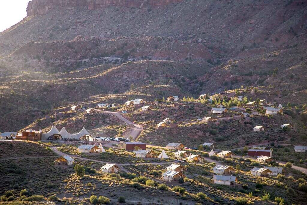 Under Canvas - pole namiotowe