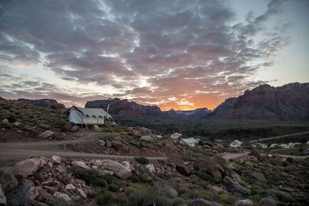 Under Canvas - zachód słońca